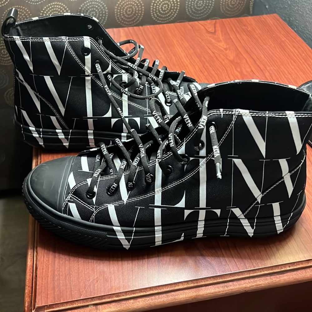 Valentino high top blk and white size 8